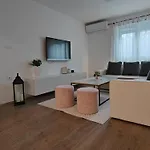 And Pool Luminous Apartment