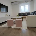 Apartment And Pool Luminous Pula