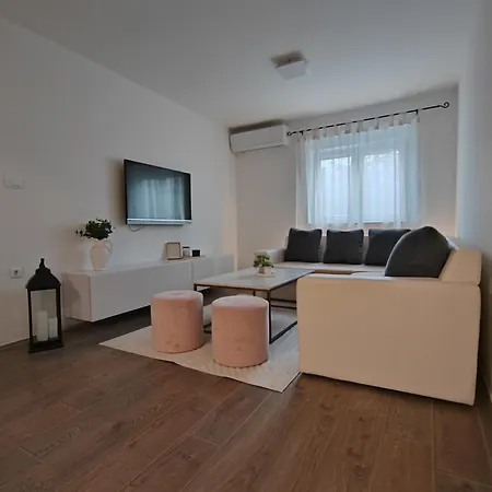 Apartment And Pool Luminous Pula