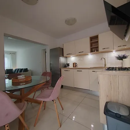 Apartment And Pool Luminous Pula