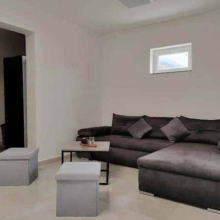 Apartment And Pool Luminous Pula