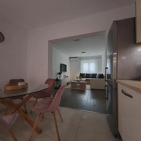 Apartment And Pool Luminous *