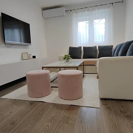 Apartment And Pool Luminous Pula